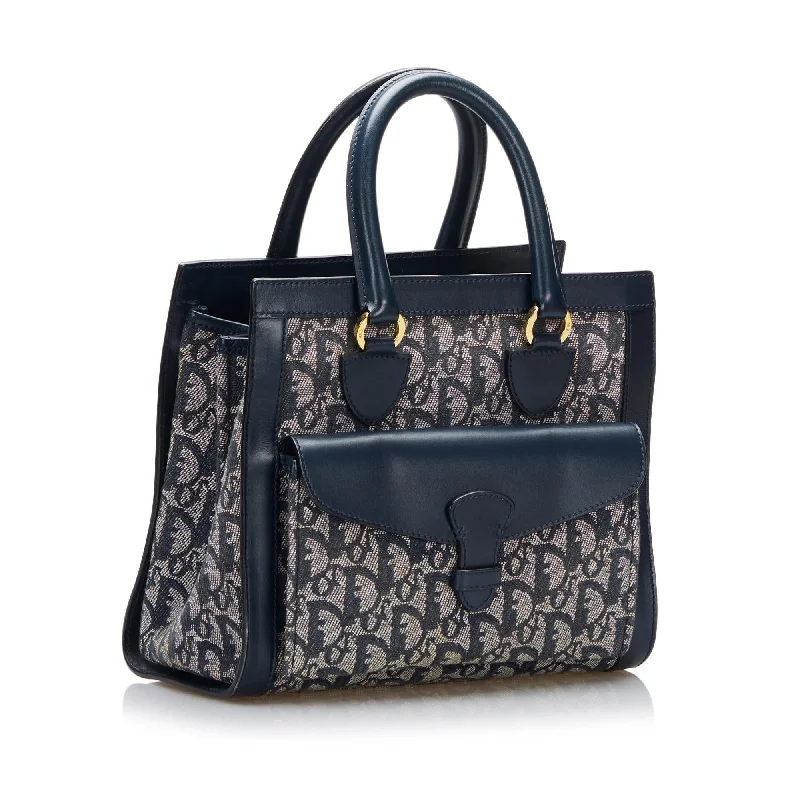 Christian Dior tote bags with a printed Dior logo on the frontDior Dior Oblique Handbag (SHG-JxcHhw)